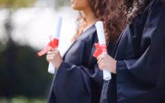 Mains femmes universite certificat lors ceremonie remise diplomes evenement plein air campus ensemble 590464