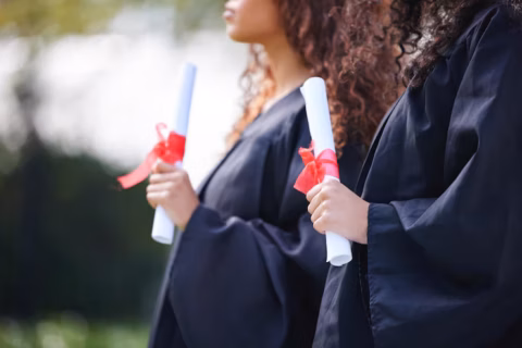 Mains femmes universite certificat lors ceremonie remise diplomes evenement plein air campus ensemble 590464
